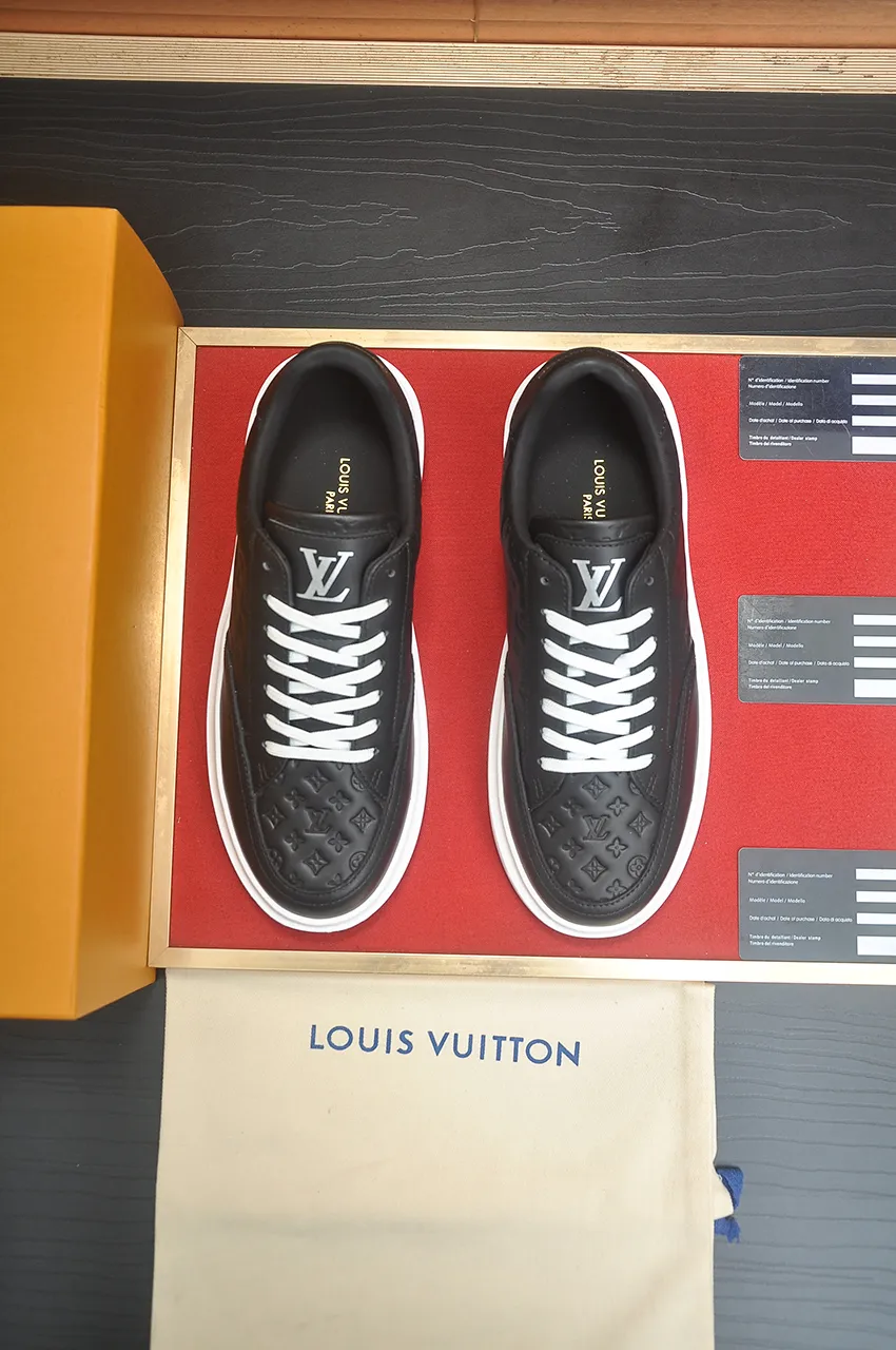 Men's men's shoes 💰640💶Original development, quality shipping, welcome to compare - LV sneaker series sports shoes introduce the loose silhouette of the ready-to-wear series into the spring and summer men's wear shows and make an eye-catching appearance. The cow leather upper is combined with rough fabric laces, and colorful beading highlights the brand's classic elements. LV letters mark the tongue and Monogram floral outsole. Mixed materials Made of top-grain cowhide, thick shoelace design, large Monogram print on the side, mesh lining and cotton feet, the comfort is as extreme as ever, premium heritage, quality first, worth owning! Size: Men’s 38-45 (45 is custom-made and cannot be returned or exchanged)